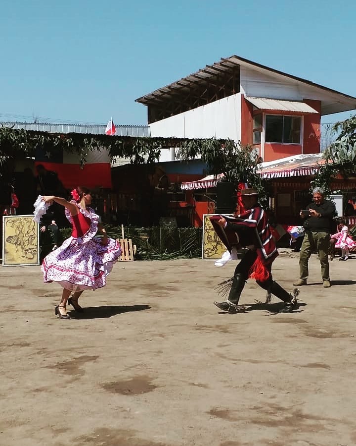 Clau Tapia bailando cueca en pareja en escenario