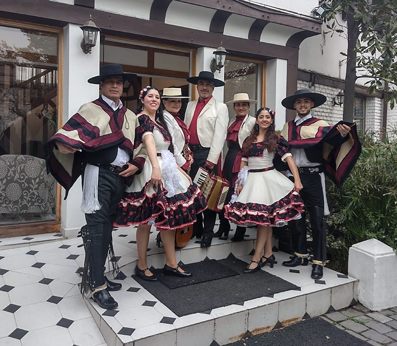 Grupo de campeonato de cueca posando