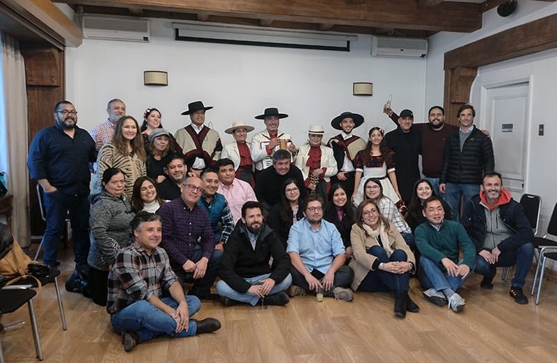 Clau Tapia compartiendo con la comunidad después de un taller de cueca