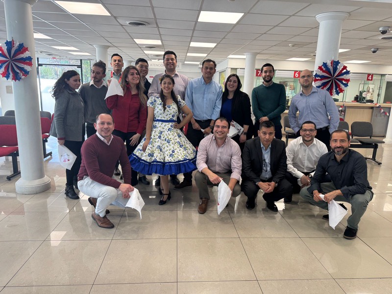 Taller de cueca a empresa — equipo posando después de la clase